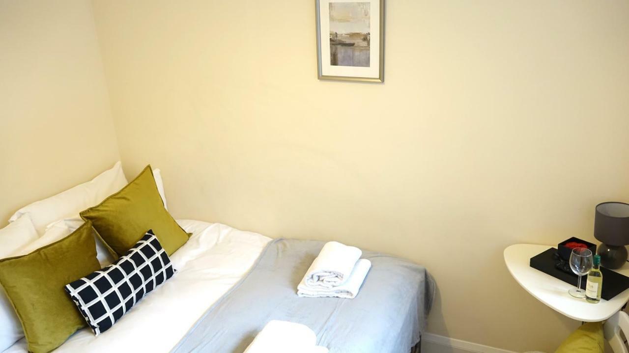 Heathrow Ensuite Rooms- Auto Check In Λονδίνο Εξωτερικό φωτογραφία