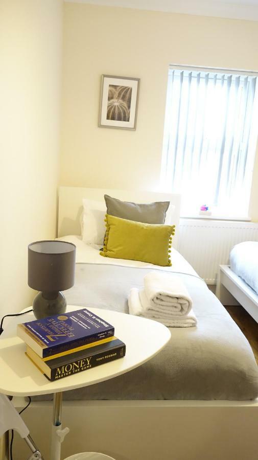Heathrow Ensuite Rooms- Auto Check In Λονδίνο Εξωτερικό φωτογραφία